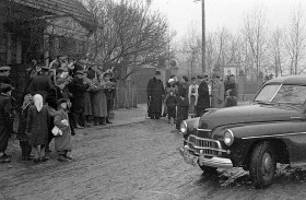 Państwo młodzi jadą bryczką albo autem (tu akurat Warszawą). Gości weselnych witają muzykanci. Kadzidło, lata 50.