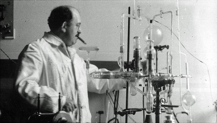 Otto Stern w laboratorium, z nieodłącznym cygarem.