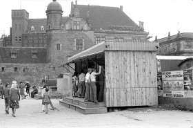 STRZELNICA SPORTOWA (trochę hazardowa) z nagrodami: plastikowe kwiatki, lizaki, papierosy, guma do żucia, fotografie gwiazd. Można było je zdobyć, strzelając z wiatrówki. Targ Węglowy w Gdańsku, czerwiec 1979 r.