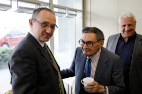 Jury przed galą przy kawie – od lewej dr Marcin Zaremba, red. Marian Turski i prof. Wiesław Władyka.