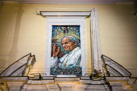 Papieskie okno zakryte w 2018 r. kamienną mozaiką. Zdecydował o tym metropolita Jędraszewski.