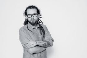 Adrian Kondraciuk pracuje w obszarze uzależnień z dziećmi, młodzieżą i rodzinami.