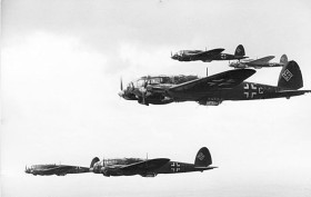 Inna formacja He 111 zmierza nad Anglię.