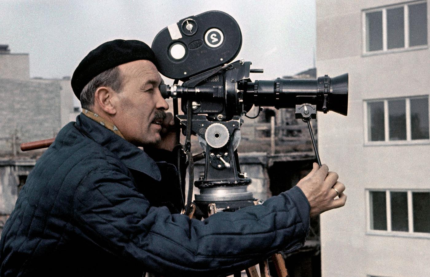 Karol Szczeciński z kamerą Arriflex w latach 60.