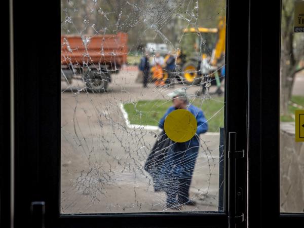 Po ataku rosyjskich dronów w Czernihowie na Ukrainie