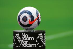 W czasach spektaklu i mediów społecznościowych publiczne gesty w futbolu nie są niewinne. Złe zarażają z szybkością koronawirusa. Dobre miewają moc zmieniania rzeczywistości.