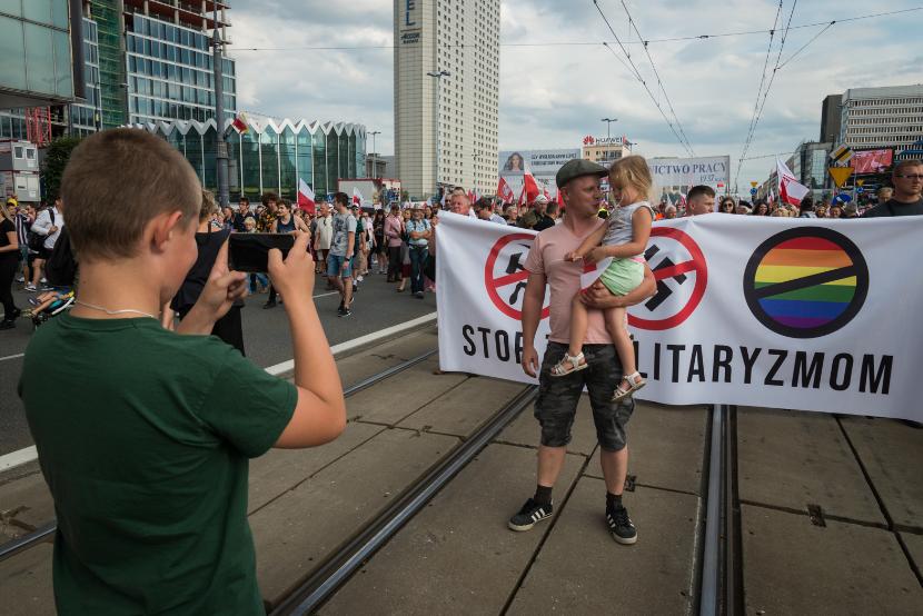 Baner zrównujący homoseksualizm z totalitaryzmami niektórym uczestnikom marszu bardzo się podobał.