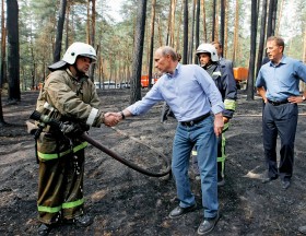 Władimir Putin z osmalonymi brwiami wydający polecenia, jak gasić pożar lasu. Inscenizacja wydarzeń politycznych zbliża się do reality show, w której fikcja jest bardziej realna niż rzeczywistość.