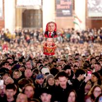 Protest na Placu Bohaterów w Budapeszcie przeciwko Victorowi Orbánowi 