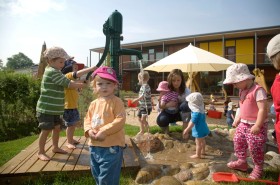 Ministerstwo Pracy pilnie poszukuje programów i pieniędzy unijnych, pod które można by podłączyć opiekę nad małym dzieckiem