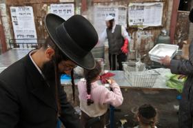 W jerozolimskiej dzielnicy Mea Szearim życie toczy się według ortodoksyjnych zasad.