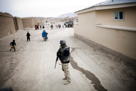 Główna ulica, wzdłuż której zbudowano wioskę.