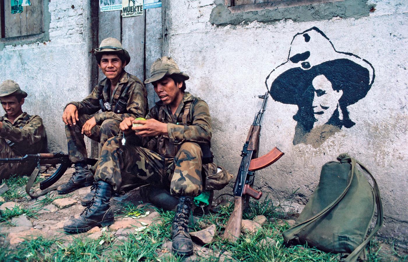 Żołnierski patrol odpoczywający pod ścianą z wizerunkiem Augusta Sandino, 1985 r.
