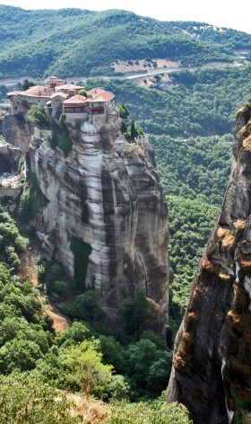Wiszące klasztory w Meteorach. Na fot. monastyr św. Trójcy. Dziś mieszka tam zaledwie kilku mnichów. Można tam wejść po 140 schodach, choć dawniej używano drabiny..