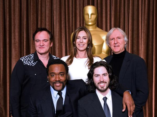 Nominowani w kategorii Najlepszy Reżyser. Od lewej stoją: Quentin Tarantino, Lee Daniels, Kathryn Bigelow, Jason Reitman i James Cameron
