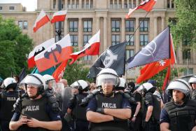 Mimo obecności ogromnej liczby uzbrojonych policjantów marsz był kilkukrotnie zatrzymywany przez działaczy ruchów obywatelskich.