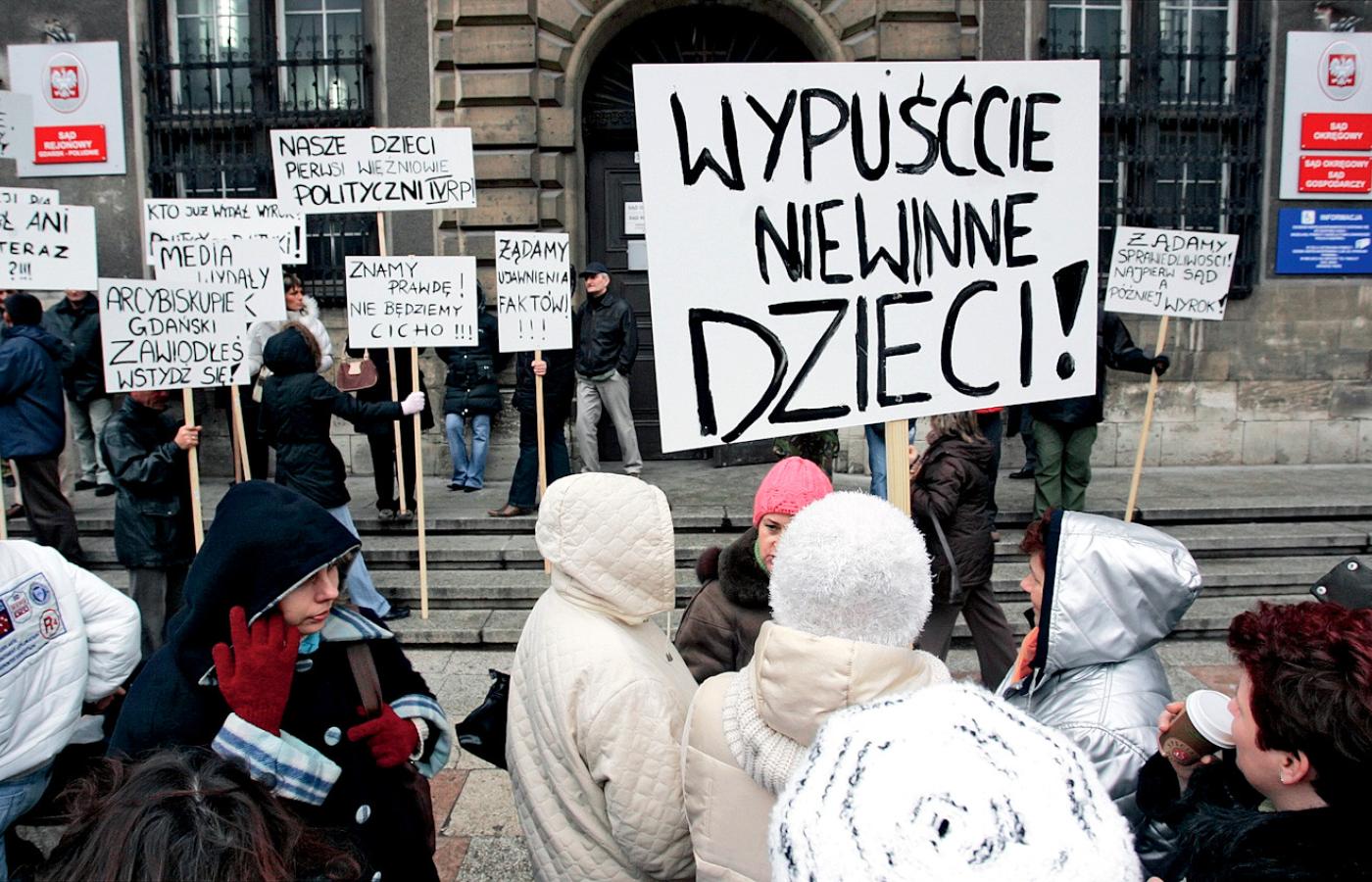 Styczeń 2007 r., mieszkańcy Kiełpina Górnego, skąd pochodzą chłopcy, protestują przed gmachem gdańskiego sądu.