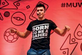 Remigiusz Wierzgoń „reZi”, jeden z najpopularniejszych youtuberów gamingowych w Polsce, podczas ogólnopolskiego zlotu youtuberów w Hali Stulecia we Wrocławiu.