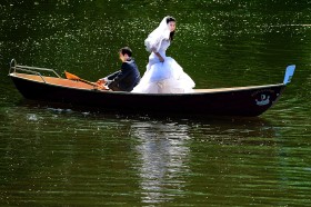 Młoda para na łódce. Obecnie modne są filmy, sesje zdjęciowe i tematyczne „fotoreportaże”. Wrocław 2009 r.