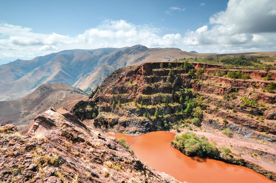 Odkrywkowa kopalnia Ngwenya w Suazi uważana jest za najstarszą na świecie. Już 40 tys. lat temu pozyskiwano tu rudę hematytową do produkcji ochry – czerwonego barwnika.