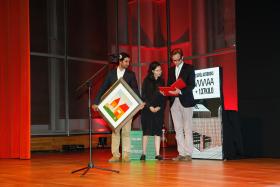 Marcin Mostafa z WWAA dźwiga nagrodę główną, obraz Mirosława Grynia, a Jan Sukiennik ze 137 kilo zaczyna lekturę  „Albumu młodej architektury 1935”.