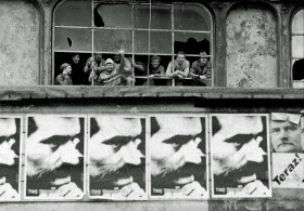 Plakaty przed jedną z warszawskich fabryk