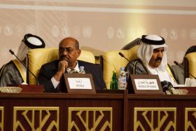 Omar Hassan Ahmad al-Bashir, prezydent Sudanu od czerwca 1989 roku. Studiował na Akademii Wojskowej w Kairze i na Akademii Wojskowej w Chartumie (skończył je w 1966 roku). Po studiach służył w wojsku jako spadochroniarz.