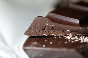 Ciemna czekolada bogata jest we flawonoidy, czyli antyutleniacze, które zapobiegają nowotworom, chorobom serca oraz chronią skórę przed promieniowaniem słonecznym. Ciemna czekolada zawiera też białko, witaminy z grupy B, magnez i żelazo.