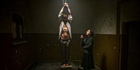 8. „Zaćma”, reż. Ryszard Bugajski.  Zbrodniarka komunistyczna szuka nie tyle rozgrzeszenia, ile partnera do rozmowy o swych wyborach. Świetna scena dialogu z prymasem Wyszyńskim.A tutaj znajdziecie rozmowę z Ryszardem Bugajskim o filmie „Zaćma”.