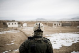 Zanim wozy z prezentami wjadą do wioski, teren sprawdzają żołnierze. Z załadowaną i gotową do strzału bronią ciągle obserwują, co się dzieje. O przyjeździe do wioski nigdy wcześniej się nie informuje, żeby nie natknąć się na pułapkę.