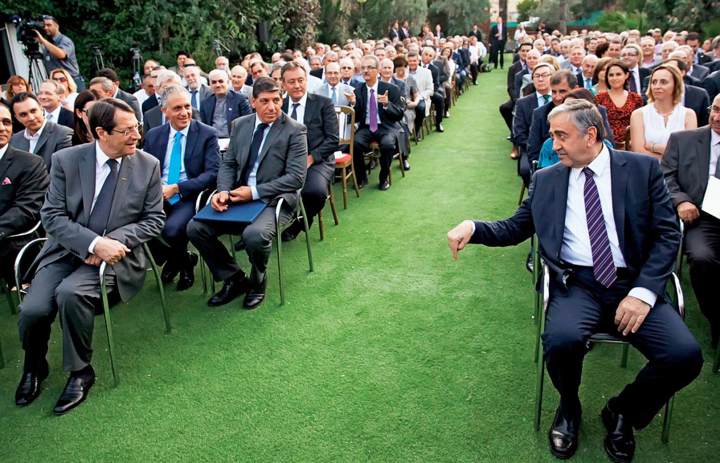 Na pierwszym planie z lewej prezydent południa Nikos Anastasiadis, z prawej prezydent północy Mustafa Akıncı. Są ziomkami z jednego pokolenia i obaj chcą tego samego.
