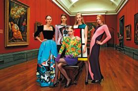 Modelki pozujące w strojach kreatora w sali jego imienia w londyńskiej National Gallery.