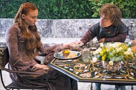 Sansa (Sophie Turner) z Tyrionem Lannisterem (Peter Dinklage).