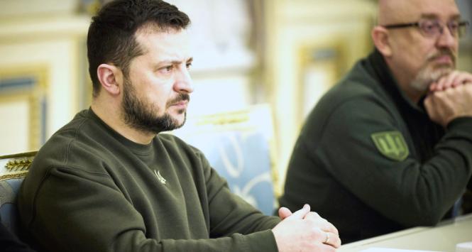 Prezydent Wołodymyr Zełenski ze zdymisjonowanym już ministrem obrony Ołeksijem Reznikowem, zdjęcie z lutego 2023 r.