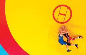 Damian Janikowski (w niebieskim stroju) podczas półfinałowej walki z Egipcjaninem Karamem Dżabirem  na olimpiadzie w Londynie, 2012 r.