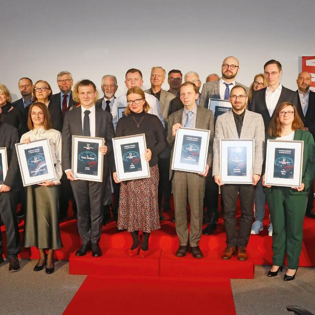Od lewej: Paweł Rajwa, Łukasz Okruszek, Adam Okniński, Monika Szopińska-Mularz, Piotr Skowron, Maria Ferenc, Paweł Nowakowski, Damian Jacenik, Marta Sylla, Marek Muszyński, Marcin Lindner. W drugim rzędzie: Kamil Mamak, Michał Koza i Maciej Cieśla oraz członkowie kapituły i fundatorzy.