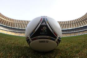Futbolówka Tango 12 na stadionie w Kijowie, gdzie odbyła się prezentacja oficjalnej piłki Euro 2012.