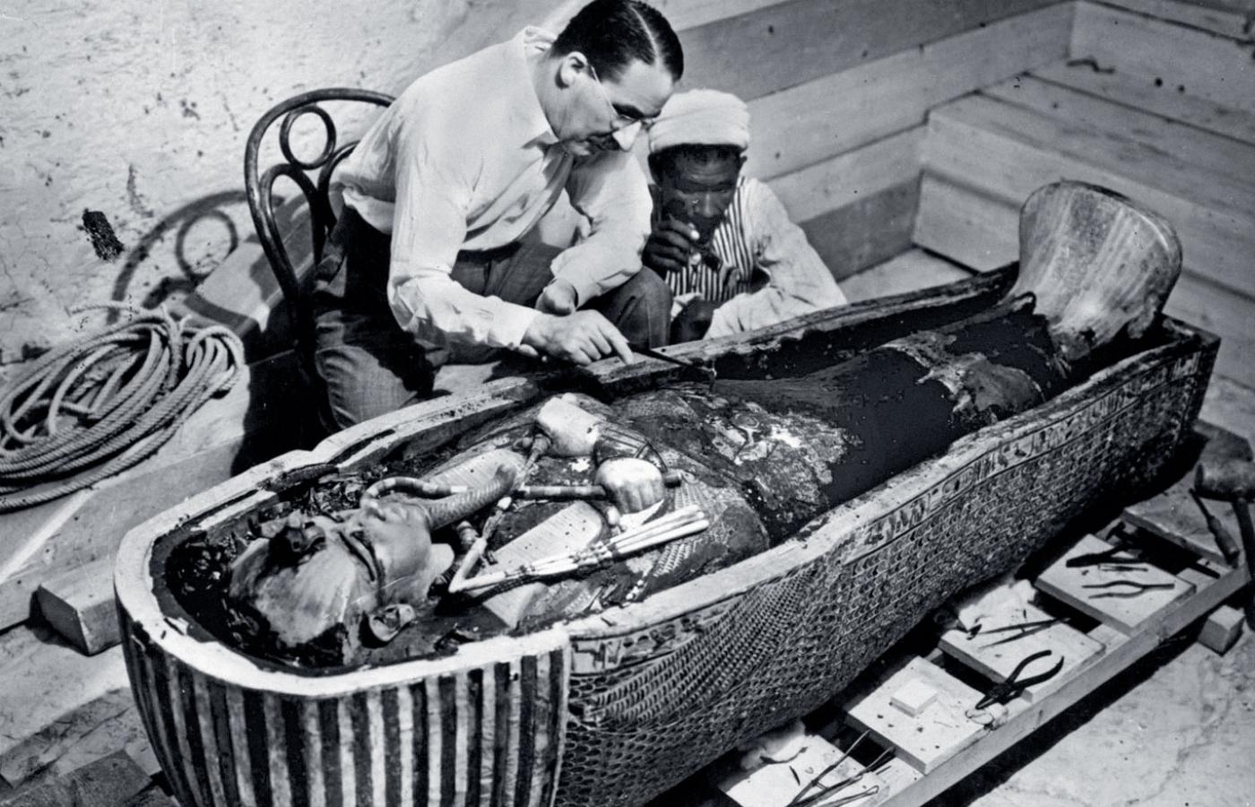 Howard Carter nad otwartą trumną Tutanchamona, 1925 r.