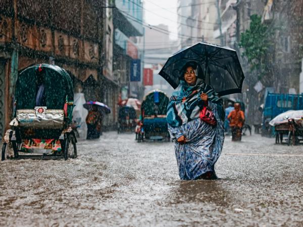 Mocne przelotne deszcze dają odrobinę wytchnienia po fali upiornych upałów.