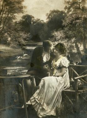 Mimo upływającego czasu, miłosny repertuar w zasadzie się nie zmienia. Na fot. zakochani w latach 20. ubiegłego stulecia.