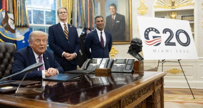 Prezydent Donald Trump z sekretarzem skarbu USA Scottem Bessentem i burmistrzem Miami Francisem Suarezem podczas ogłoszenia planów organizacji szczytu G20 w 2026 r. w Miami na Florydzie. 5 rzewśnia 2025 r.