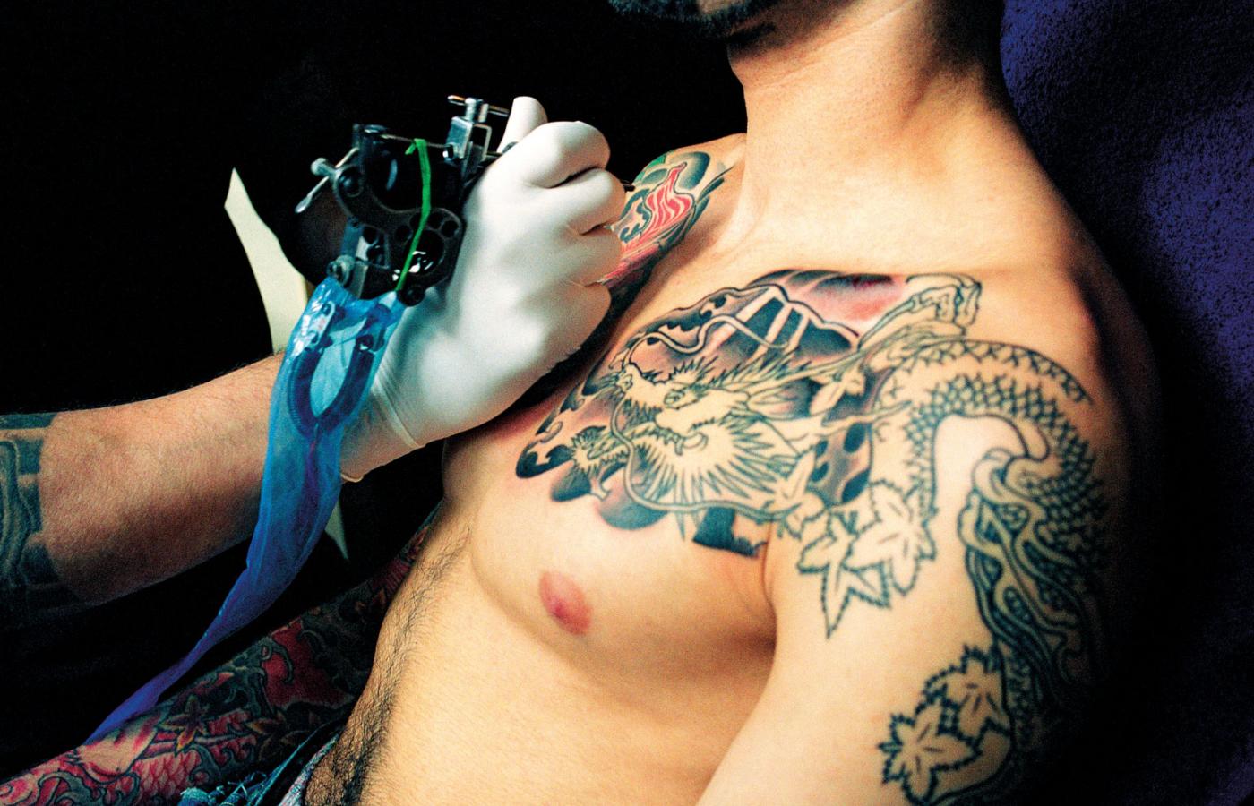 Do zakażeń wirusem HCV dochodzi często w salonach tatuażu.