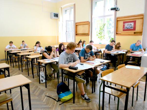 Szkoły, które mają problem z pozyskaniem nauczycieli kluczowych przedmiotów, będą pozorować przygotowywanie do matury. Tego w Polsce w publicznych szkołach jeszcze nie było.