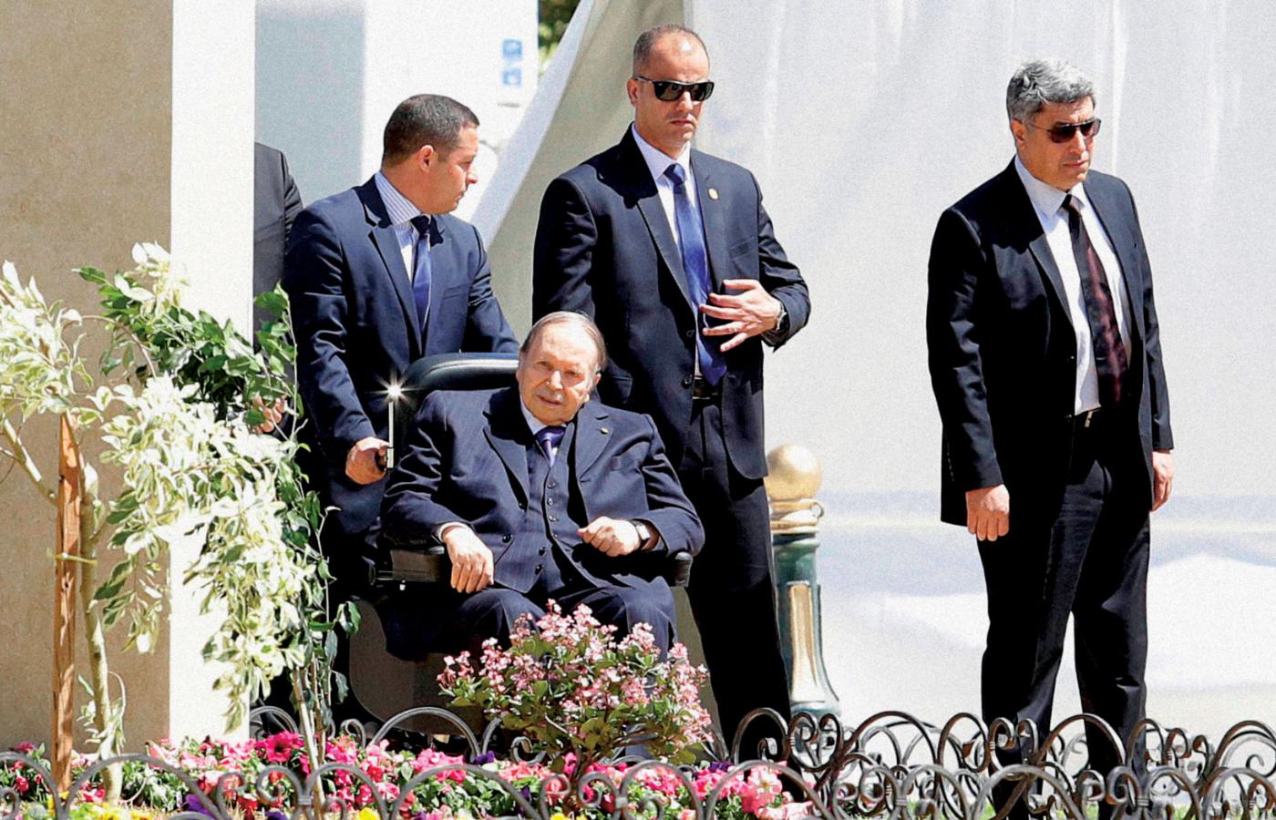81- Abdelaziz Buteflika, po przebytym urazie, porusza się na wózku i nie odzyskał mowy.