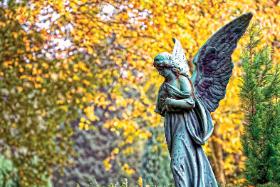 „Ludzie lubią wspominać bliskich zmarłych, ale trudność im sprawia mówienie o własnej śmierci”.