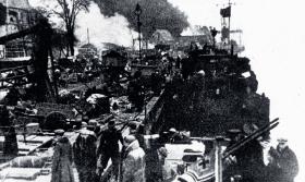 Niemieccy cywile oczekujący w porcie w Kołobrzegu na ewakuację, luty 1945 r.