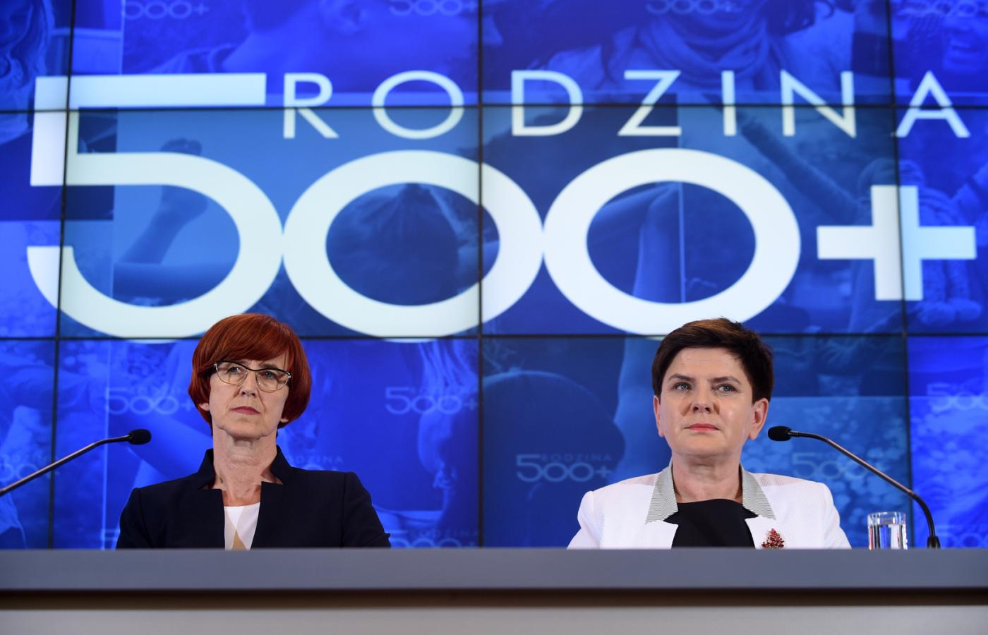 Konferencja prasowa rządu na temat wdrożenia programu Rodzina 500+. Na zdjęciu premier Beata Szydło i minister rodziny i pracy Elżbieta Rafalska.