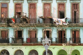Kto mieszka w budynku komunalnym (a innych nie ma), mieszka u siebie i jest właścicielem. Jako właściciel powinien naprawiać rury i dziury w dachu, ale nie ma za co.