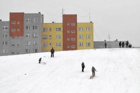 Kilkadziesiąt lat później zabawa na górce trwa, tylko bloki zostały ocieplone i otynkowane. Opole, styczeń 2010 r.