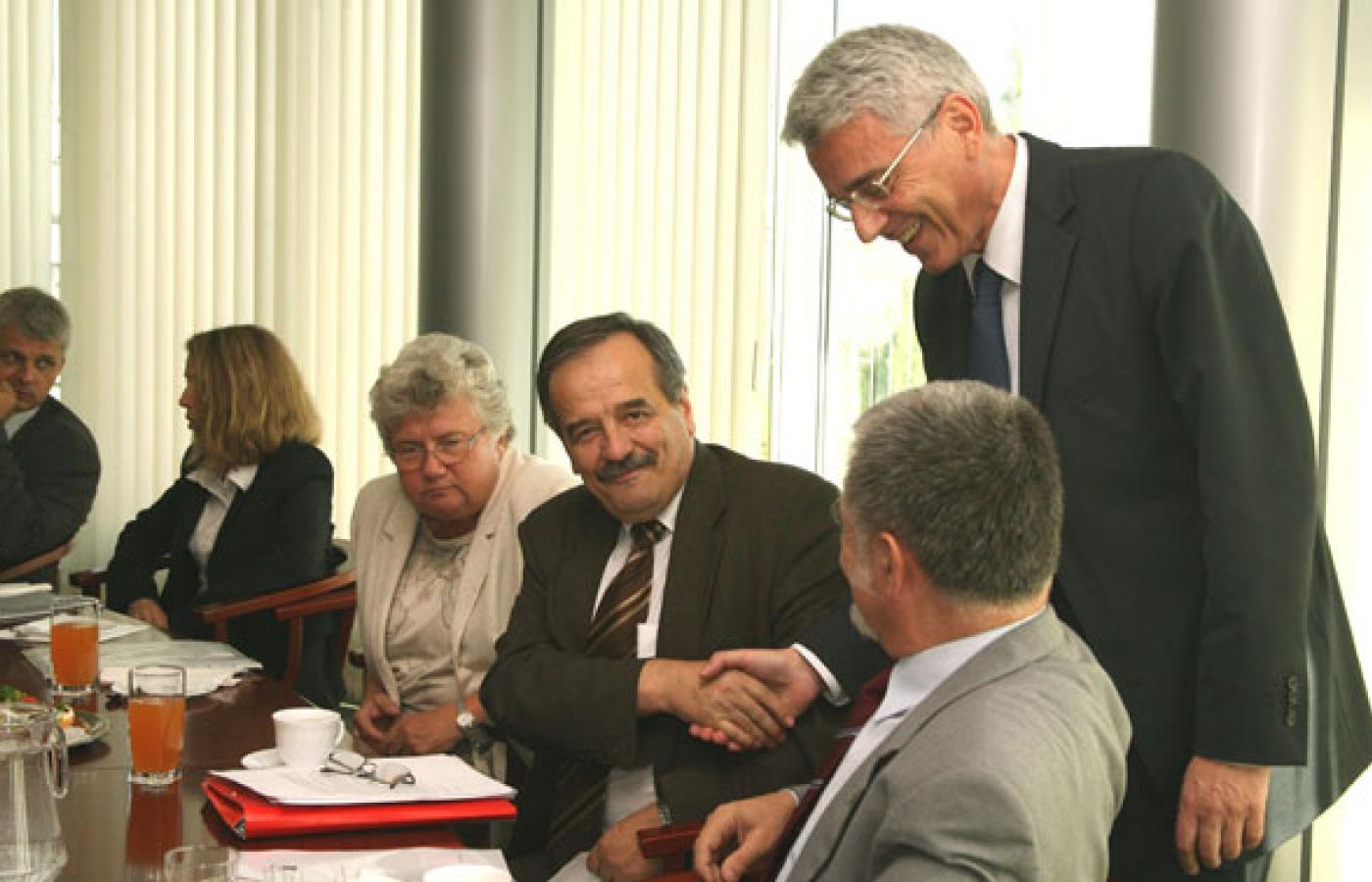 Prof. Stanisław Głąb (w środku) w trakcie posiedzenia Kapituły 